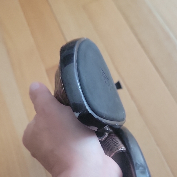 Donald J. Pliner Black and Brown Mules Modern Leather Design - Picture 6 of 6